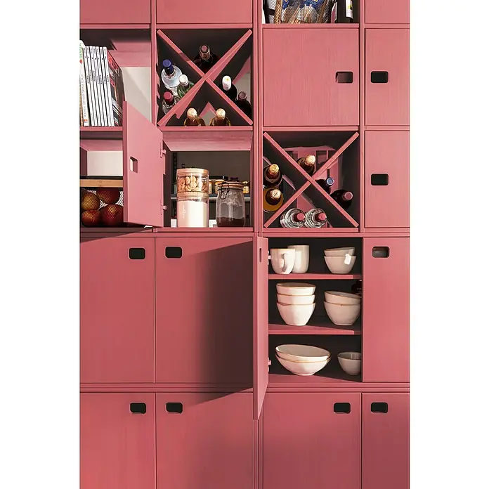 SCHÖNER WOHNEN-Farbe Wandfarbe Designfarbe - Englisches Rosenrot, Matt, 2,5 l, Konservierungsmittelfrei - Rosa Küchenregale mit offenen und geschlossenen Fächern zur Aufbewahrung von Geschirr, Wein und Vorräten. Das Design ist modern und platzsparend.