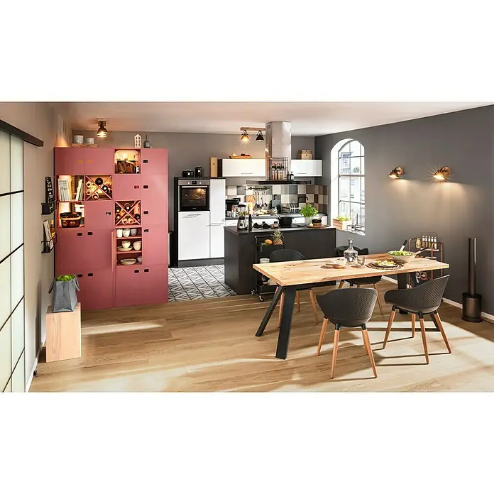 SCHÖNER WOHNEN-Farbe Wandfarbe Designfarbe - Englisches Rosenrot, Matt, 2,5 l, Konservierungsmittelfrei - Modernes Küchendesign mit einem markanten, rosafarbenen Regalsystem, das Stauraum und Stil vereint. Es bietet Platz für Weinflaschen und Geschirr.