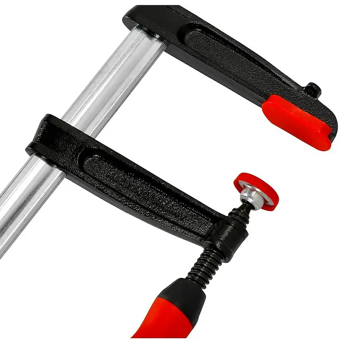 Bessey Schraubzwinge TPN80S12BE - Spannweite: 800 mm, Spannkraft: 6.000 N, Ausladung: 120 mm - Nahaufnahme einer schwarzen Korpuszwinge mit rotem Griff und silberner Stange auf schwarzem Hintergrund.