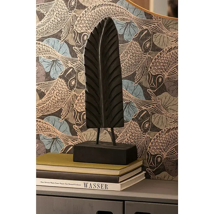 Dekofigur Blatt Teakholz - L x B x H: 12 x 18 x 48 cm, Schwarz, Holz - Nahaufnahme einer schwarzen Federstatuette auf einem Stapel Bücher, die als dekoratives Element auf einem Möbelstück platziert sind.
