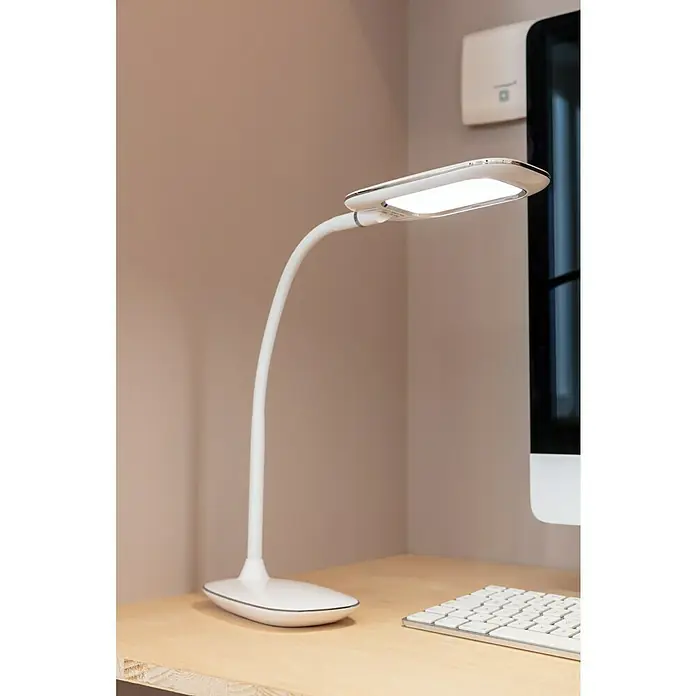 Globo LED-Tischleuchte Minea I - 5 W, L x B x H: 29 x 9,3 x 56 cm, Weiß, Chrom, Transparent, Tageslichtweiß - Nahaufnahme einer weißen LED-Schreibtischlampe mit flexiblem Hals und verstellbarem Licht, die auf einem Schreibtisch steht.