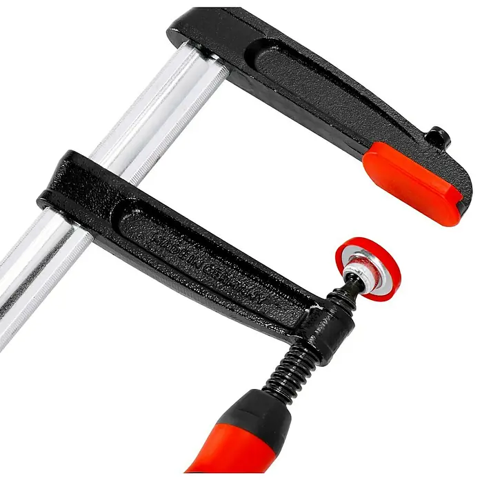 Bessey Schraubzwinge TPN50S12BE - Spannweite: 500 mm, Spannkraft: 6.000 N, Ausladung: 120 mm - Nahaufnahme einer Stangenzwinge mit rotem Fuß und Griff, die für schwere Lasten ausgelegt ist. Ideal für Tischler- und Bauprojekte.