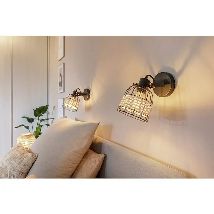 SCHÖNER WOHNEN-Farbe Wandfarbe Designfarbe - Weiches Strandbeige, Matt, 2,5 l, Konservierungsmittelfrei - Zwei moderne Wandlampen mit schwarzen Metallgestellen und gewebten Details aus hellem Holz sorgen für warmes Licht im Raum.