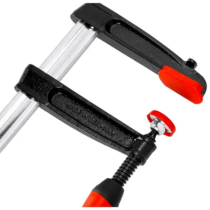 Bessey Schraubzwinge TPN40S12BE - Spannweite: 400 mm, Spannkraft: 6.000 N, Ausladung: 120 mm - Nahaufnahme einer schwarzen Schraubzwinge mit rotem Griff und Schutzbacken. Das Werkzeug ist für Holzbearbeitung gedacht.