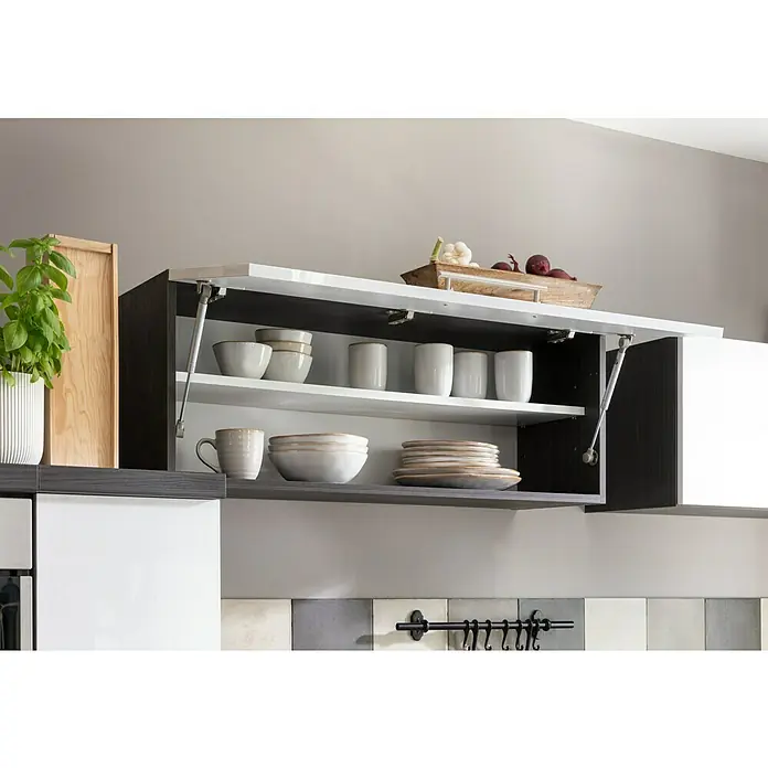 Respekta Premium Cocina de isla Amanda - Ancho: 310 cm, Roble/Blanco, Con electrodomésticos - Armario de cocina con vajilla. El armario está abierto, revelando platos, tazas y tazones. Hay una cesta en la parte superior del armario.