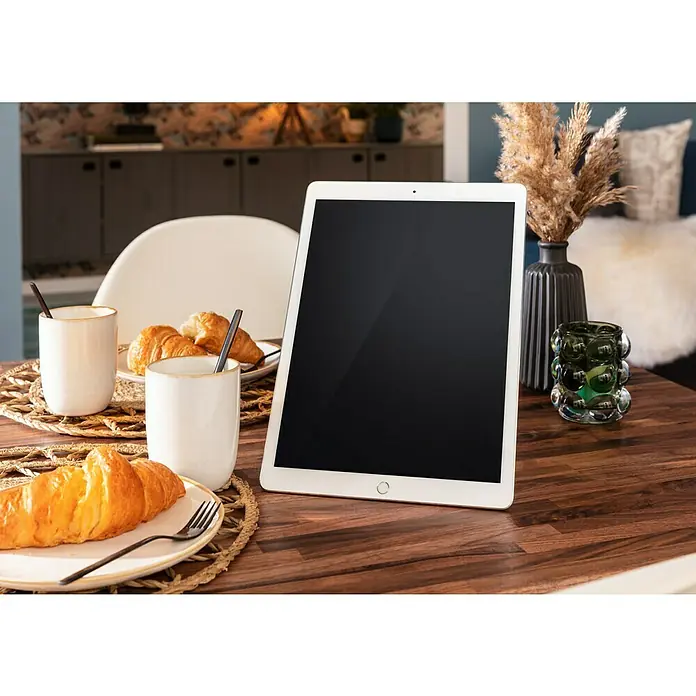 Teller Tabo - 1 Stk., Ø x H: 20,5 x 2 cm, Keramik, Weiß - Ein Tablet steht auf einem Holztisch neben Tassen und Croissants, ideal für Frühstückslektüre oder zur Unterhaltung beim Essen.
