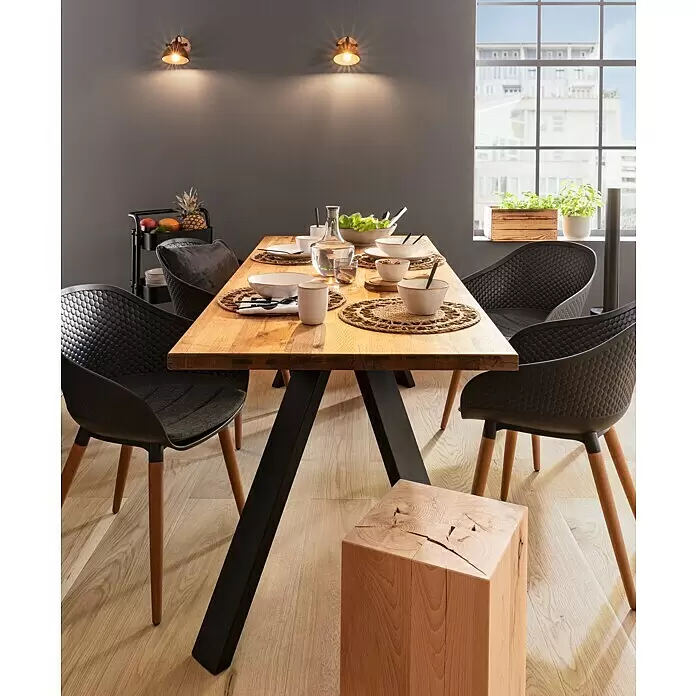 SCHÖNER WOHNEN-Farbe Wandfarbe Designfarbe - Klassisches Schiefergrau, Matt, 2,5 l, Konservierungsmittelfrei - Rechteckiger Esstisch aus Holz mit massiver Platte und schwarzen Metall-X-Beinen, gedeckt in einem modernen Esszimmer.