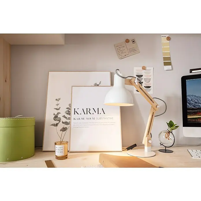 swingcolor Farbtester SIMPLY Wohnraumfarbe - Grau - Nr. 02, Matt, 50 ml - Nahaufnahme eines Schreibtisches mit einer stilvollen Schreibtischlampe, Dekorationen und einem "Karma"-Kunstdruck.