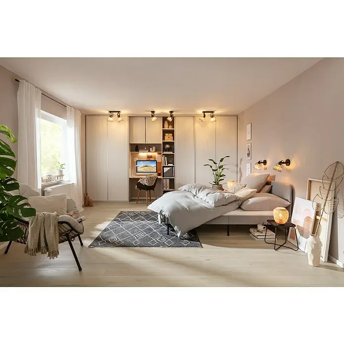 SCHÖNER WOHNEN-Farbe Wandfarbe Designfarbe - Weiches Strandbeige, Matt, 2,5 l, Konservierungsmittelfrei - Schlafzimmer mit Doppelbett, Schreibtisch und Kleiderschrank mit integrierter Beleuchtung für eine warme Atmosphäre.