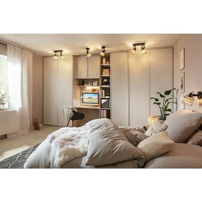 SCHÖNER WOHNEN-Farbe Wandfarbe Designfarbe - Weiches Strandbeige, Matt, 2,5 l, Konservierungsmittelfrei - Ein Schlafzimmer mit Einbauschränken und Deckenleuchten. Die Deckenleuchten sind aus Metall und haben ein industrielles Design.