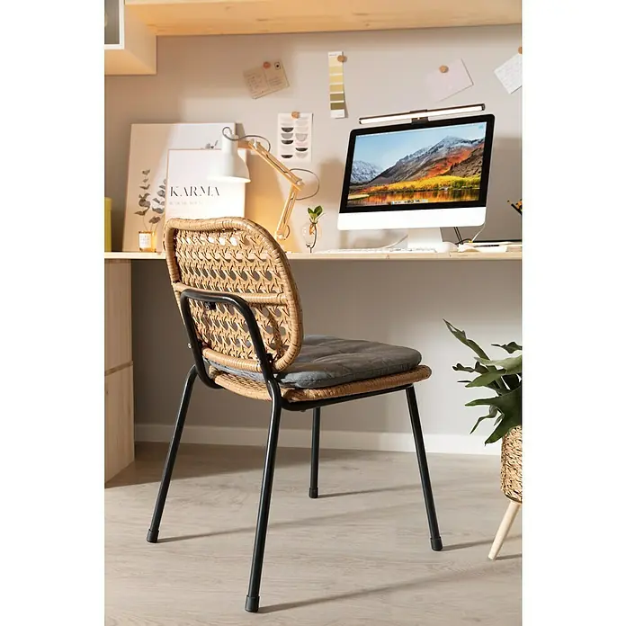 Sunfun Melina Gartenstuhl - Polyethylen, Polypropylen, Stapelbar, Braun, B x T x H: 54 x 59 x 82 cm - Nahaufnahme eines Korbstuhls mit schwarzem Metallrahmen und grauem Kissen vor einem Schreibtisch.