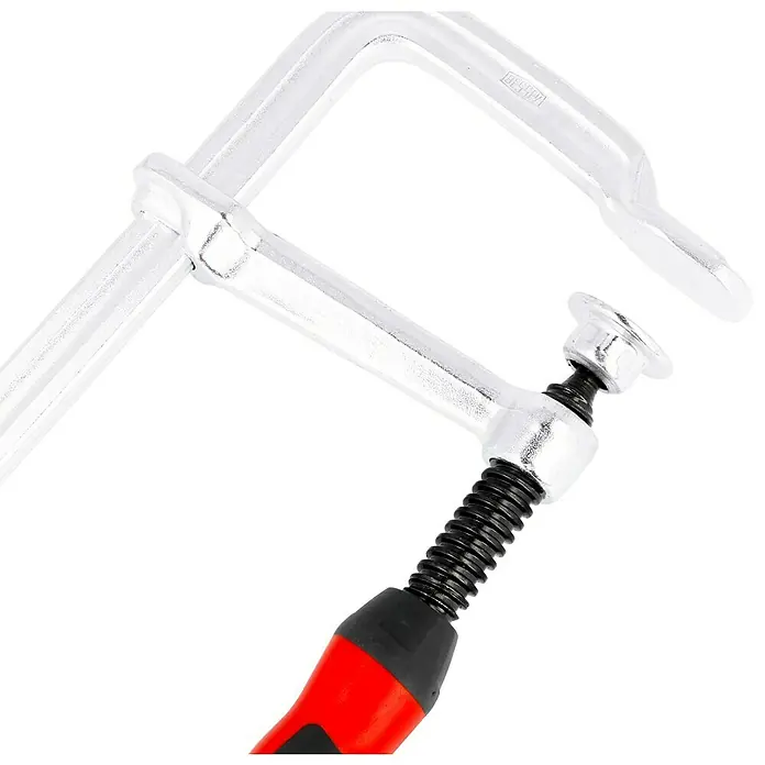 Bessey Schraubzwinge GZ30S10 - Spannweite: 300 mm, Spannkraft: 6.000 N, Ausladung: 100 mm - Nahaufnahme einer Schraubzwinge mit silbernem Metallkörper und rotem Griff vor schwarzem Hintergrund.