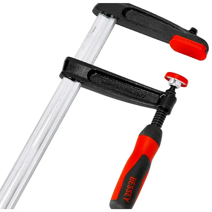 Bessey Schraubzwinge TPN30S12BE - Spannweite: 300 mm, Spannkraft: 6.000 N, Ausladung: 120 mm - Bild einer BESSEY Ganzstahl-Schraubzwinge mit markantem roten Griff. Ideal für präzise und kraftvolle Anwendungen in Werkstatt und Montage.