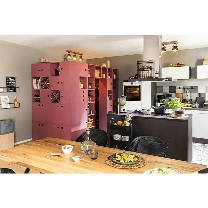 Just Light Samia Regleta - 120 W, L x An x Al: 74 x 15 x 22,5 cm, Marrón, E14 - Diseño moderno de cocina con estanterías modulares rosas que combinan almacenaje y estilo. Mesa de comedor de madera complementa la decoración.