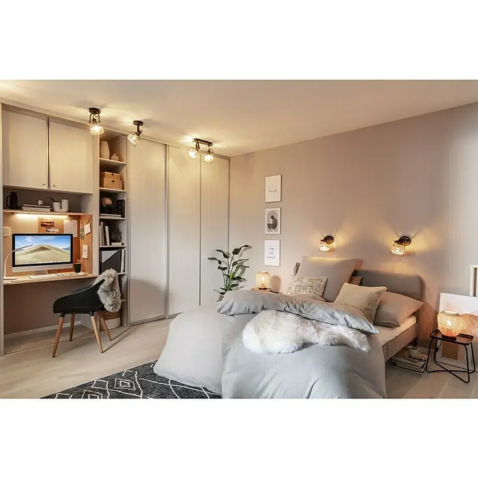 SCHÖNER WOHNEN-Farbe Wandfarbe Designfarbe - Weiches Strandbeige, Matt, 2,5 l, Konservierungsmittelfrei - Schlafzimmer mit modernem Design, das einen Schreibtisch, einen Kleiderschrank und ein bequemes Bett mit dekorativer Beleuchtung umfasst.