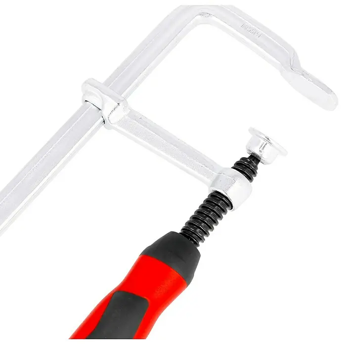 Bessey Schraubzwinge G20B8 - Spannweite: 200 mm, Spannkraft: 6.000 N, Ausladung: 80 mm - Eine silberne Schraubzwinge mit rotem Griff vor schwarzem Hintergrund. Das Werkzeug ist detailreich abgebildet.