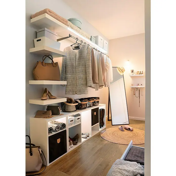 Element System EndstopfenGrau, 2 Stk. - Ein begehbarer Kleiderschrank mit Regalen, Kleiderstange, Aufbewahrungskörben, Spiegel und Teppich für die Organisation von Kleidung und Accessoires.