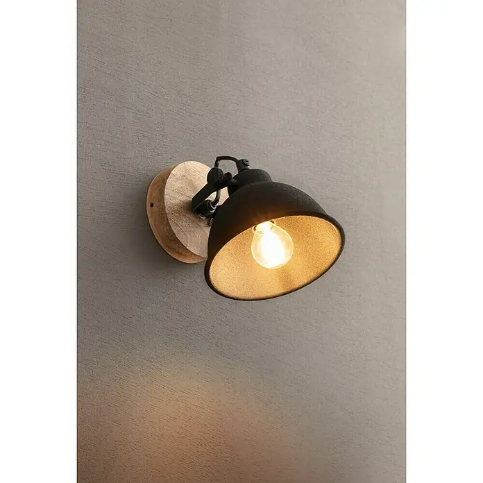 Just Light Samia Wandstrahler - 40 W, L x B x H: 22,5 x 15,5 x 15,5 cm, Schwarz, Braun, E14 - Nahaufnahme einer rustikalen Wandleuchte mit einem schwarzen Schirm und einer Holzbasis, die ein warmes Licht ausstrahlt.