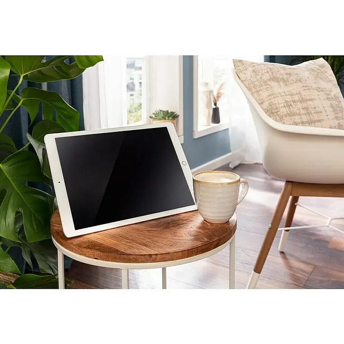 Tasse Tabo - Ø x H: 9 x 9 cm, Weiß, Keramik - Nahaufnahme eines Tablets mit schwarzem Bildschirm auf einem Tisch, daneben eine Tasse Kaffee. Zimmerpflanze und Fenster im Hintergrund.