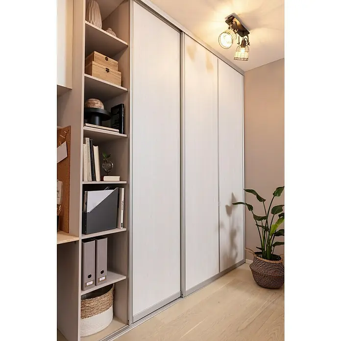 Room Plaza Easy Schienen-Bau-Set - Passend für: Room Plaza Easy Schiebetür-Bau-Sets, 2.488 mm, Silber - Ein heller Einbauschrank mit Schiebetüren, kombiniert mit offenen Regalen, bietet stilvollen Stauraum. Eine Zimmerpflanze sorgt für wohnliche Atmosphäre.
