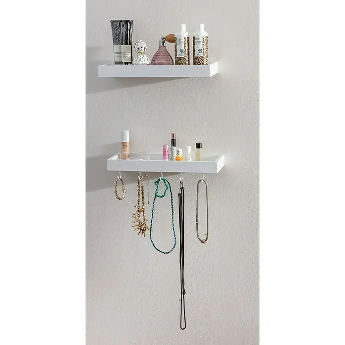 Dolle Wandregal Loggia - L x B x H: 40 x 15 x 4 cm, Weiß - Zwei weiße Regale mit diversen Toilettenartikeln und Schmuck. Das obere Regal zeigt Hautpflegeprodukte und das untere Regal Kosmetika mit Halsketten.
