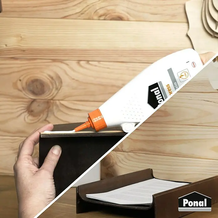 Ponal Holzleim Express550 g, Lösemittelfrei - Ponal Express Holzleim in Aktion: Eine Flasche wird verwendet, um Holz für ein Bastelprojekt zu kleben. Ideal für schnelle und starke Verbindungen.
