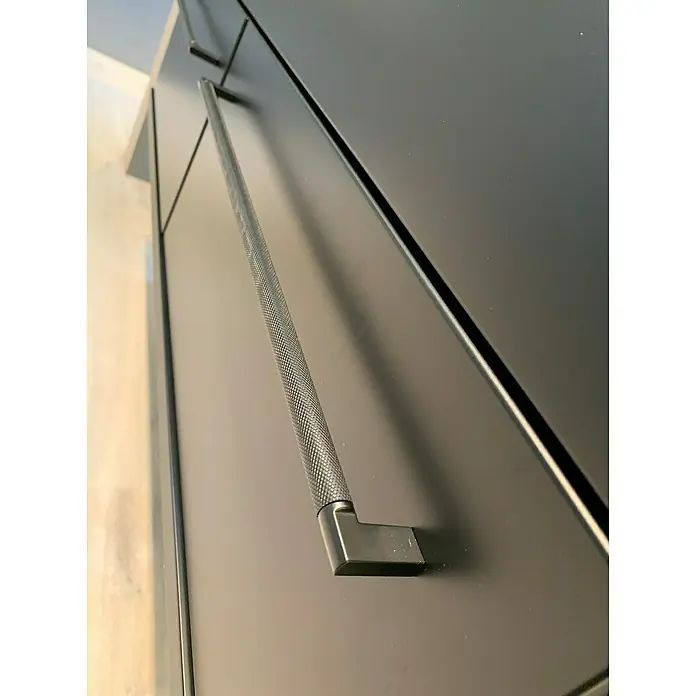 Astor Cool Fire Waschtischunterschrank - 100 x 46,2 x 45,3 cm, Schwarz - Nahaufnahme eines schwarzen Schranks mit einem langen, texturierten Griff, der das moderne Design hervorhebt.