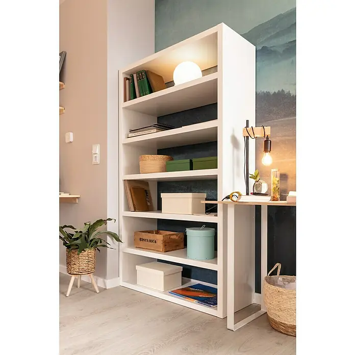 Möbelfuß Strong - L x B x H: 4 x 38,5 x 71 cm, Traglast: 150 kg, Stahl, Weiß - Ein hoher, weißer Bücherregal mit sechs Fächern, gefüllt mit Büchern, Boxen und dekorativen Gegenständen, steht vor einer Wand mit einem Bergmotiv.