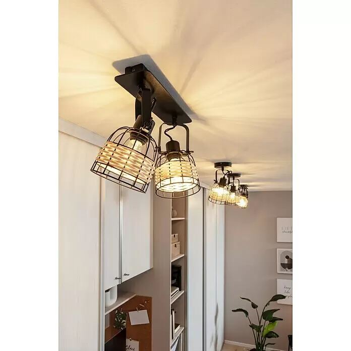 Eglo Anwick Deckenstrahler - 80 W, L x B x H: 48 x 14 x 24 cm, Schwarz, E27, 2 Stk. - Deckenstrahler aus schwarzem Metall und Naturgeflecht beleuchten einen Raum, ein zweites Set ist im Hintergrund montiert.