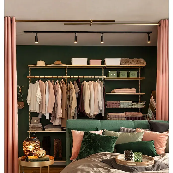 Dolle StahlfachbodenL x B: 80 x 25 cm, Traglast Einlegeboden: 30 kg, Weiß, 2 Stk. - Ein Schlafzimmer mit einem offenen Kleiderschrank mit Regalen, einer Kleiderstange und einem Doppelbett mit Kissen in verschiedenen Farben.