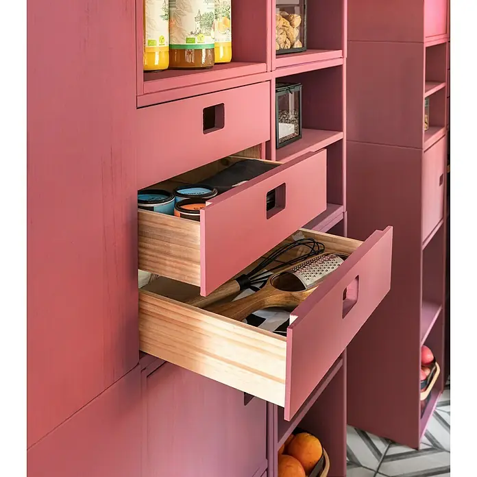 SCHÖNER WOHNEN-Farbe Wandfarbe Designfarbe - Englisches Rosenrot, Matt, 2,5 l, Konservierungsmittelfrei - Rosa Küchenschränke mit offenen Schubladen, die Utensilien wie Schneebesen, Reibe und Kochlöffel zeigen.
