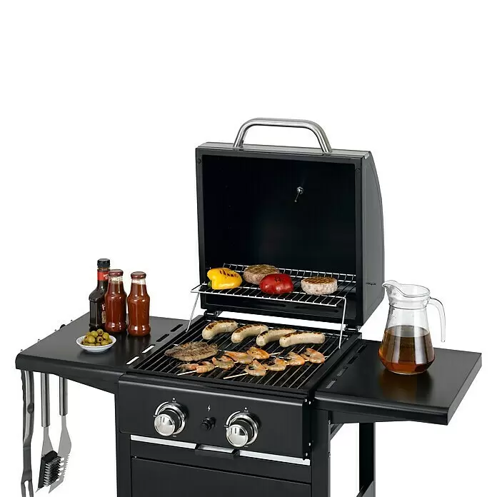 Tepro Gasgrill Mayfield 2 - Grillfläche (B x T): 40,5 x 44,5 cm, 6 kW, Anzahl Brenner: 2 - Schwarzer Gasgrill mit geöffnetem Deckel, auf dem Würstchen, Burger und Garnelen garen. Seitentische halten Saucen, einen Krug und Grillwerkzeuge.