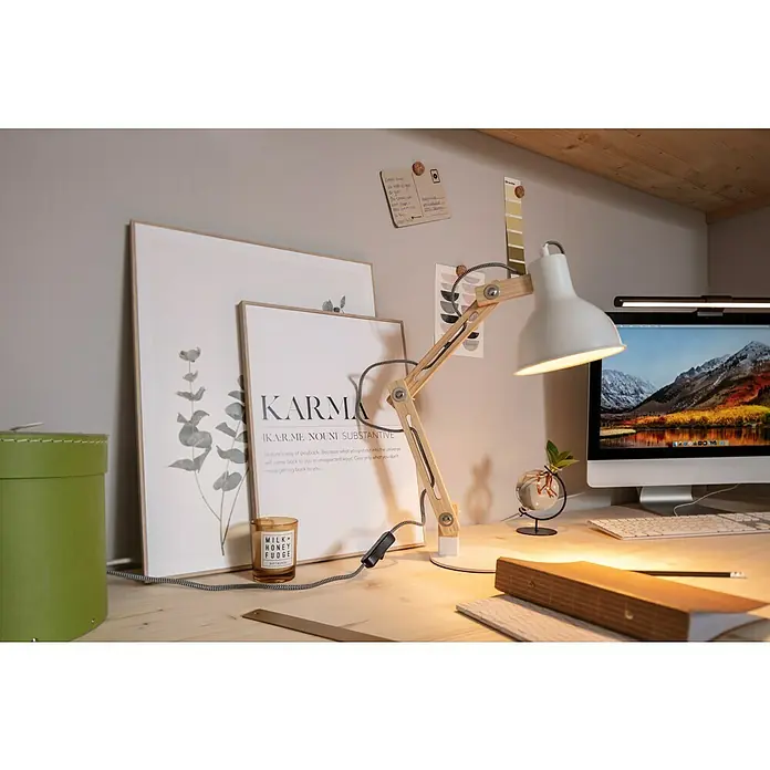 Reinders Bild Slim Frame WoodKarma, B x H: 30 x 40 cm - Nahaufnahme einer Schreibtischlampe aus Holz und Metall auf einem Schreibtisch mit Dekoartikeln und einem Computerbildschirm.