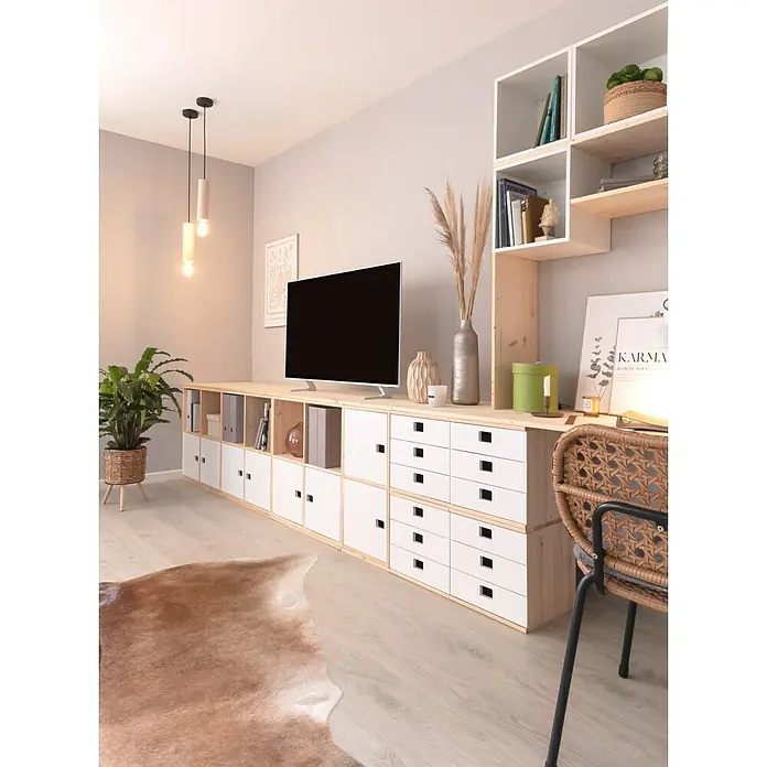 SCHÖNER WOHNEN-Farbe Home Weißlack - Weiß, Seidenmatt, 125 ml, Wasserbasiert - Wohnzimmer mit einer langen TV-Bank aus Holz und weißen Schubladen, Regalen und einem braunen Teppich.