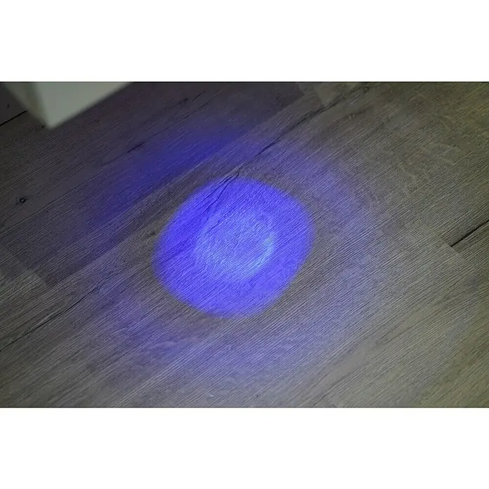 Astor Hängeschrank Cool Clean mit UVC-Desinfizierungsmodul - 37 x 35 x 101 cm - Ein Detailaufnahme eines Holzfußbodens mit einem hellblauen Lichtfleck, der eine saubere Stelle hervorhebt und für Sauberkeit steht.