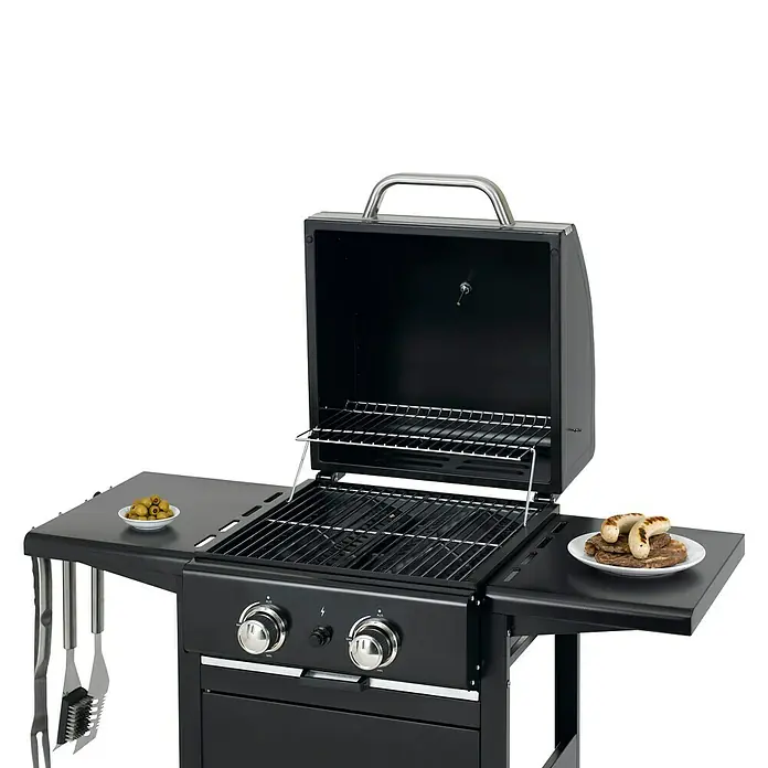 Tepro Gasgrill Mayfield 2 - Grillfläche (B x T): 40,5 x 44,5 cm, 6 kW, Anzahl Brenner: 2 - Abbildung eines schwarzen Gasgrills mit offenem Deckel, Beilagen auf den Ablageflächen.