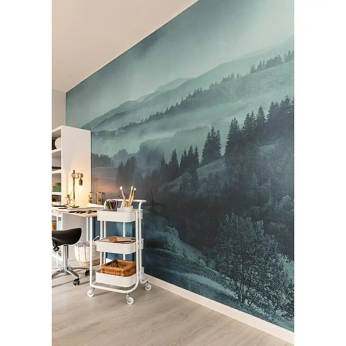 Komar Pure Fototapete Twilight - 4 -tlg., B x H: 400 x 250 cm, Vlies - Studio mit Rollwagen für Künstlerbedarf vor einer Wandtapete mit Berglandschaft.