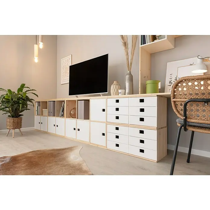 SCHÖNER WOHNEN-Farbe Home WeißlackReinweiß, Seidenmatt, 375 ml, Wasserbasiert - Ein modernes Wohnzimmer mit einem langen Lowboard aus hellem Holz und weißen Schubladen, darüber ein Fernseher und Dekoration.
