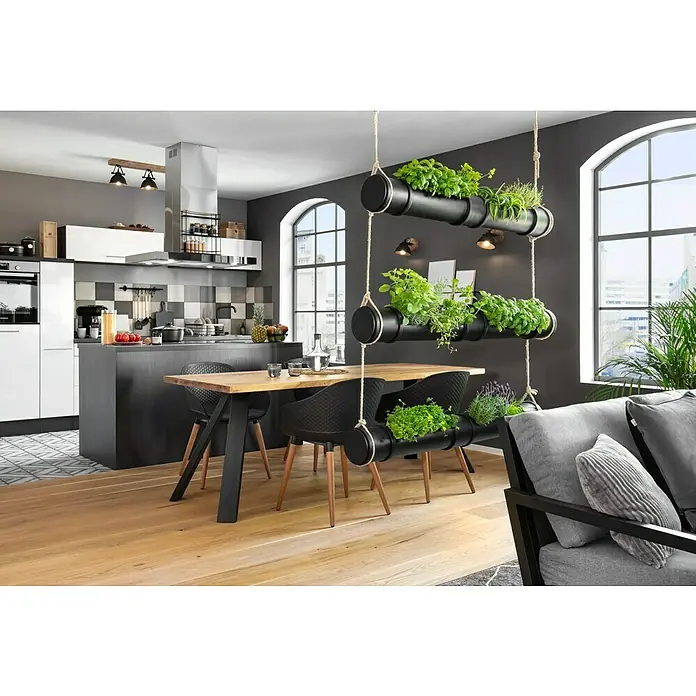 Pur Iternal Black Edition Tischbein - 700 x 374 x 723 mm, Schwarz, V-Form, Passend für: Tischplatten Breite 80 – 90 cm, 2 Stk. - Das Bild zeigt eine hängende Kräutergartenanlage mit grünen Pflanzen in einem stilvollen Raum.