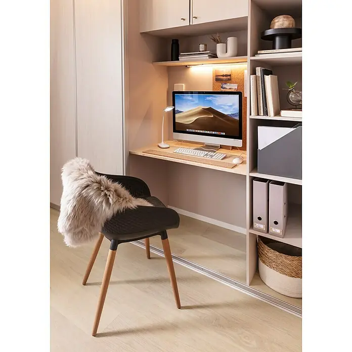Globo LED-Tischleuchte Minea I - 5 W, L x B x H: 29 x 9,3 x 56 cm, Weiß, Chrom, Transparent, Tageslichtweiß - Elegantes Heimbüro mit integriertem Schreibtisch, stilvollem Stuhl mit Fell und durchdachter Aufbewahrungslösung für ein modernes Ambiente.