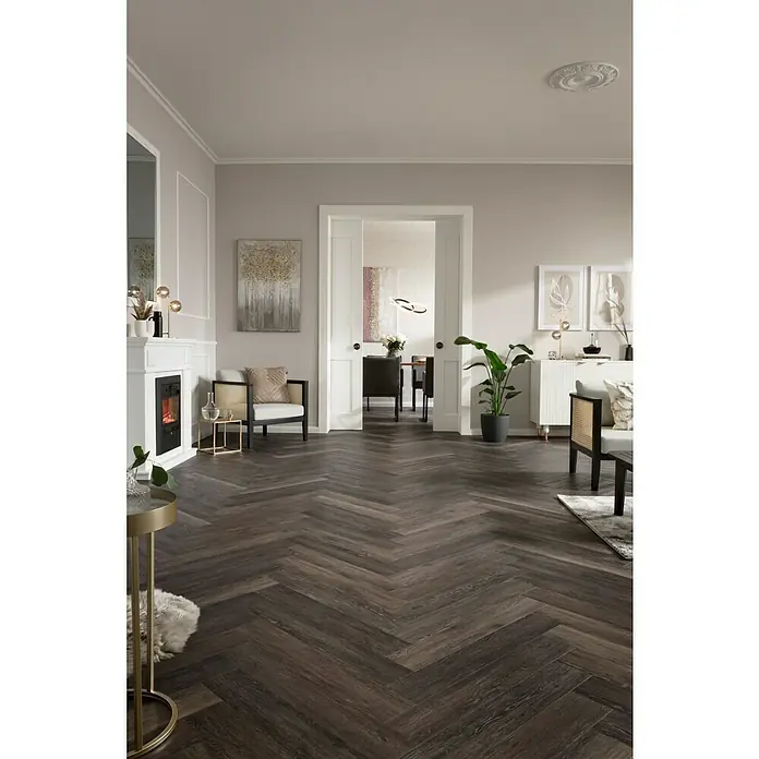 Alpina Wandfarbe Feine Farben - Poesie der Stille, Matt, 2,5 l, Konservierungsmittelfrei - Elegantes Interieur mit dunklem Fischgrätparkett, das dem Raum Wärme und Tiefe verleiht. Die stilvolle Bodengestaltung harmoniert perfekt mit dem hellen Mobiliar.