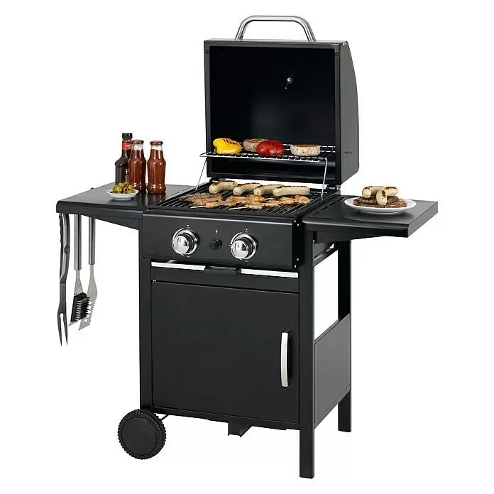 Tepro Gasgrill Mayfield 2 - Grillfläche (B x T): 40,5 x 44,5 cm, 6 kW, Anzahl Brenner: 2 - Schwarzer Gasgrill mit kochendem Essen wie Würstchen, Garnelen und Gemüse auf Rosten. Beilagen und Werkzeuge sind daneben.