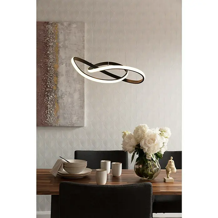 Reality Leuchten Course LED-Pendelleuchte - 27 W, Schwarz, Warmweiß - Elegante LED-Hängeleuchte in geschwungenem Design über einem Esstisch, die moderne Ästhetik und effiziente Beleuchtung vereint.