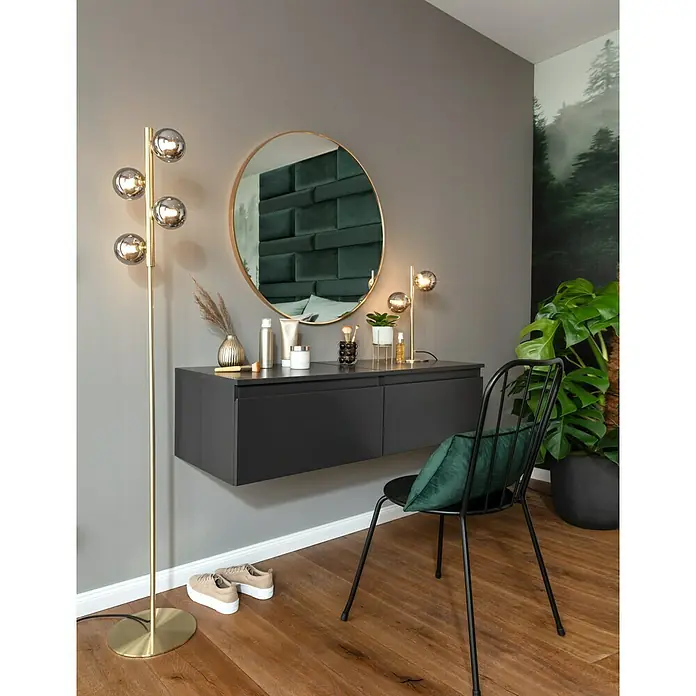 swingcolor Farbtester SIMPLY Wohnraumfarbe - Greige - Nr. 05, Matt, 50 ml - Stilvoller Schminktisch mit rundem Spiegel und goldenem Akzent, beleuchtet von einer eleganten Stehlampe, für einen Hauch von Luxus im Raum.