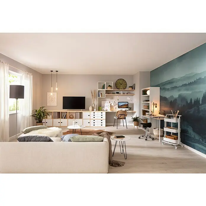 SCHÖNER WOHNEN-Farbe Home Weißlack - Weiß, Seidenmatt, 125 ml, Wasserbasiert - Einladendes Wohnzimmer mit einem großen Sofa, einem modernen TV-Lowboard und einem Schreibtisch mit Regalen. Gemütliche Atmosphäre mit Pflanzen und Dekorationen.