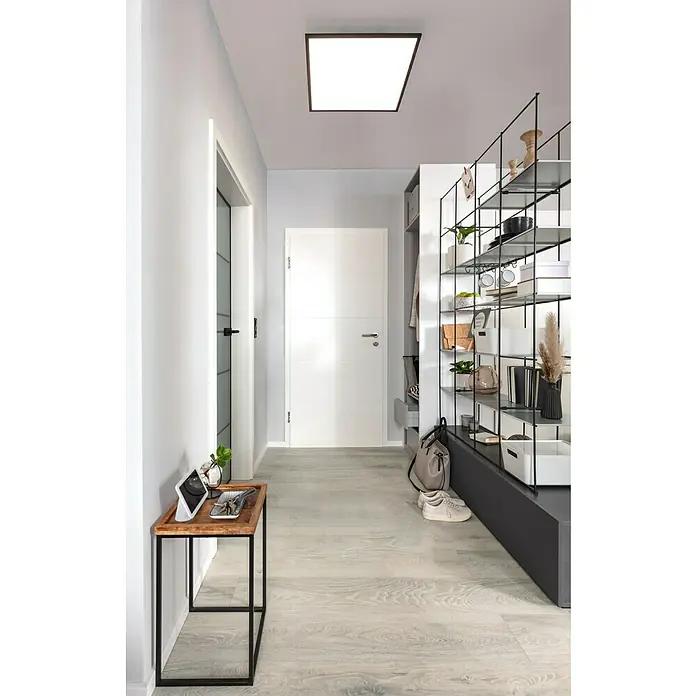 Tween Light LED-Panel CCT-RC-DIM32,5 W, L x B x H: 60 x 60 x 5 cm - Heller Flur mit minimalistischem Design. Der quadratische Deckenleuchte und die Holzkonsole tragen zu einem modernen Ambiente bei.
