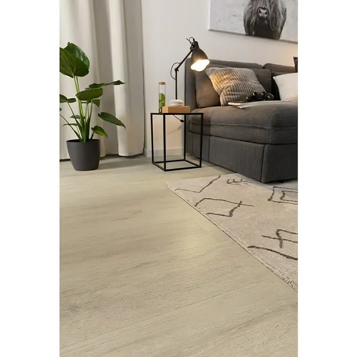 Eglo Priddy Tischleuchte Priddy - 60 W, L x B x H: 15,5 x 15,5 x 42,5 cm, Schwarz, Weiß, E27 - Nahaufnahme eines Wohnzimmers mit Fokus auf einer modernen Stehlampe, einem Beistelltisch und einem bequemen grauen Sofa.