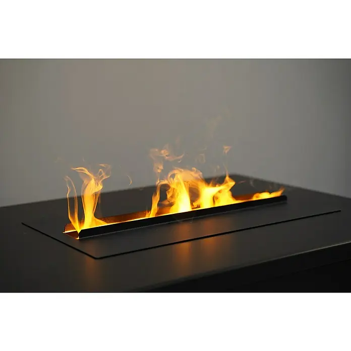 Astor Cool Fire Waschtischunterschrank - 100 x 46,2 x 45,3 cm, Schwarz - Nahaufnahme eines Ethanol-Feuerstelle-Brenners mit flackernden Flammen, eingebettet in eine schwarze Oberfläche vor einem neutralen Hintergrund.