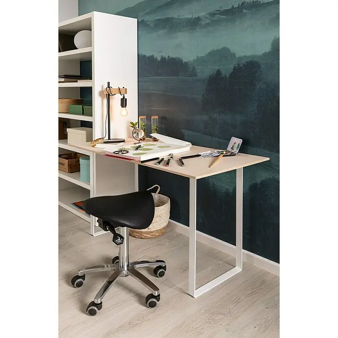 Corklife Freestyle Korkboden Access Oak Taupe - 1.220 x 185 x 8,5 mm, Access Oak Taupe, Landhausdiele - Ein heller Arbeitsbereich mit Schreibtisch und Bücherregal, beleuchtet von einer modernen Lampe. Der ergonomische Stuhl sorgt für Komfort.
