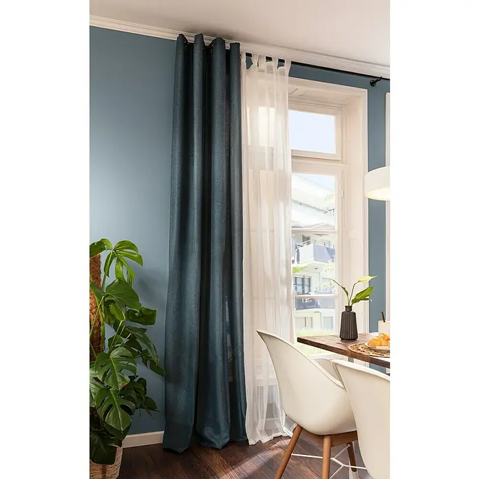 Elbersdrucke Schlaufenschal Lana - 140 x 255 cm, 100 % Polyester, Offwhite - Elegante blaue Verdunkelungsgardine neben einem weißen, transparenten Vorhang, die eine stilvolle Fensterdekoration bilden.